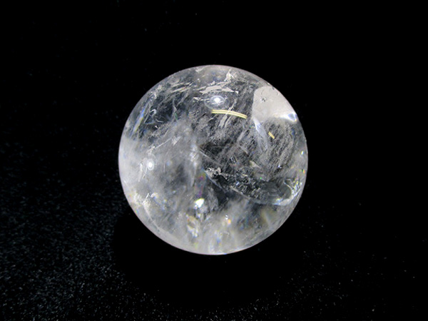 美しい虹を閉じ込めた天然虹入水晶、レインボークォーツ丸玉