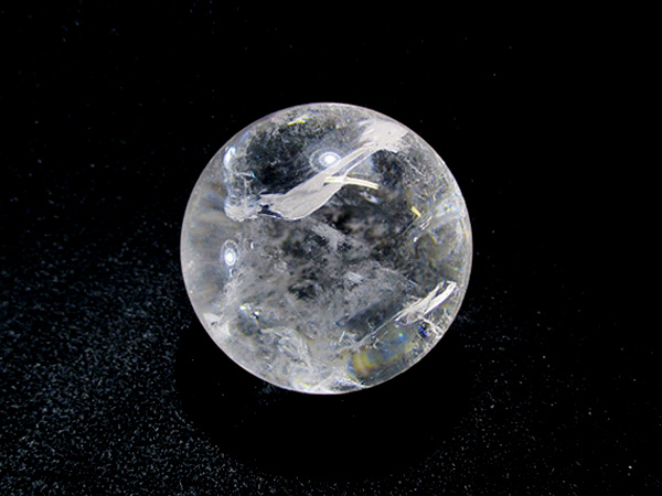 美しい虹を閉じ込めた天然虹入水晶、レインボークォーツ丸玉