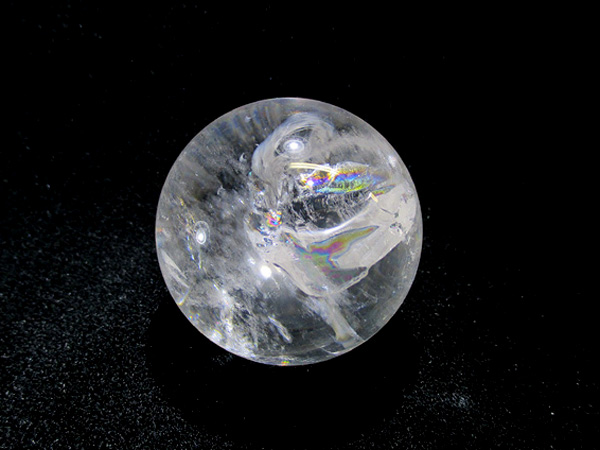 美しい虹を閉じ込めた天然虹入水晶、レインボークォーツ丸玉