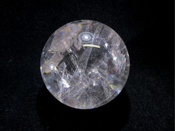 美しい虹を閉じ込めた天然虹入水晶、レインボークォーツ丸玉