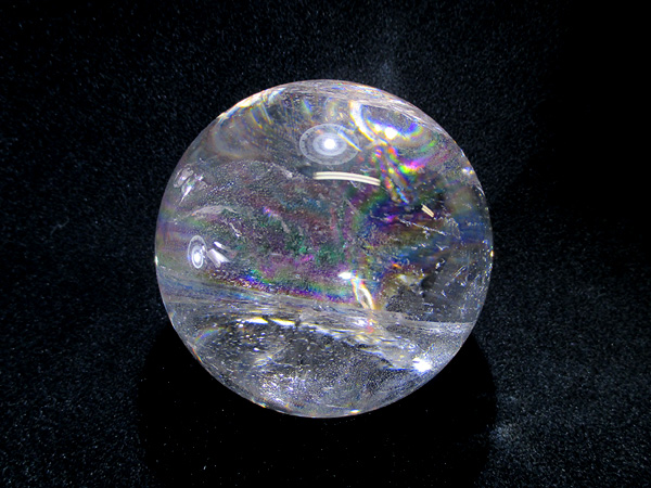 美しい虹を閉じ込めた天然虹入水晶、レインボークォーツ丸玉