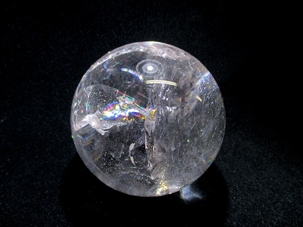 美しい虹を閉じ込めた天然虹入水晶、レインボークォーツ丸玉