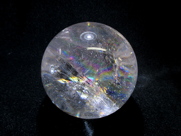美しい虹を閉じ込めた天然虹入水晶、レインボークォーツ丸玉