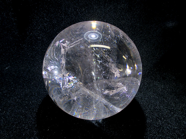美しい虹を閉じ込めた天然虹入水晶、レインボークォーツ丸玉