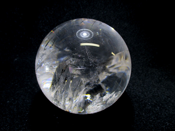 美しい虹を閉じ込めた天然虹入水晶、レインボークォーツ丸玉
