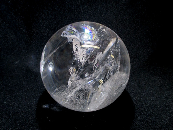美しい虹を閉じ込めた天然虹入水晶、レインボークォーツ丸玉