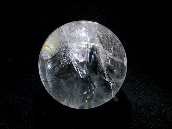 美しい虹を閉じ込めた天然虹入水晶、レインボークォーツ丸玉