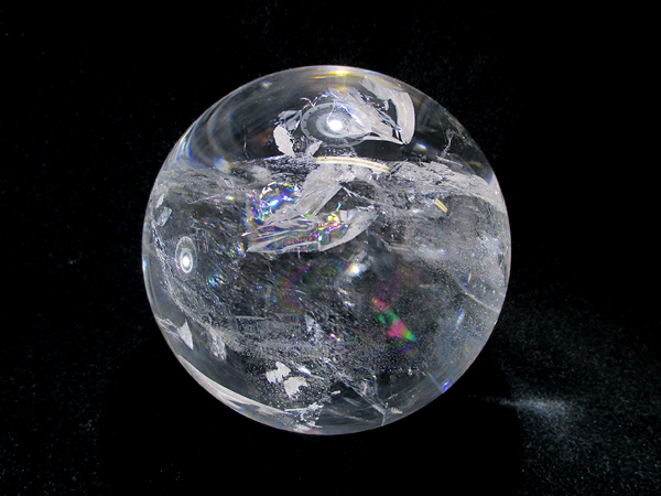 美しい虹を閉じ込めた天然虹入水晶、レインボークォーツ丸玉