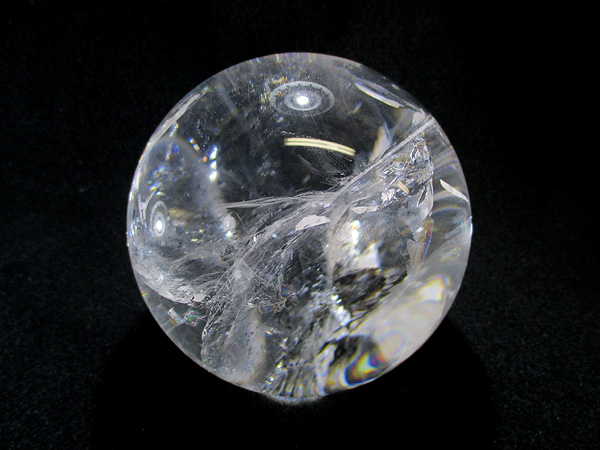 美しい虹を閉じ込めた天然虹入水晶、レインボークォーツ丸玉