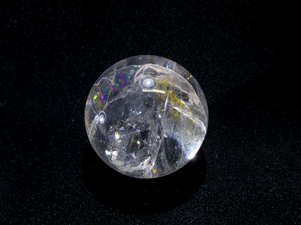 美しい虹を閉じ込めた天然虹入水晶、レインボークォーツ丸玉