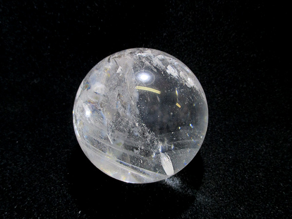 美しい虹を閉じ込めた天然虹入水晶、レインボークォーツ丸玉
