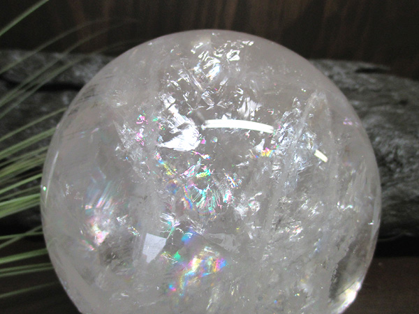 美しい虹を閉じ込めた天然虹入水晶、レインボークォーツ丸玉