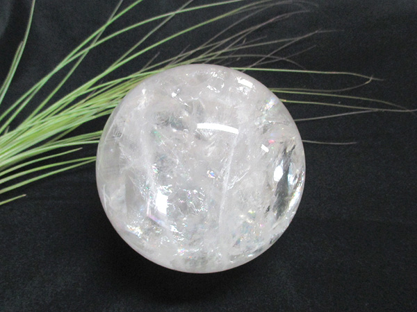 美しい虹を閉じ込めた天然虹入水晶、レインボークォーツ丸玉