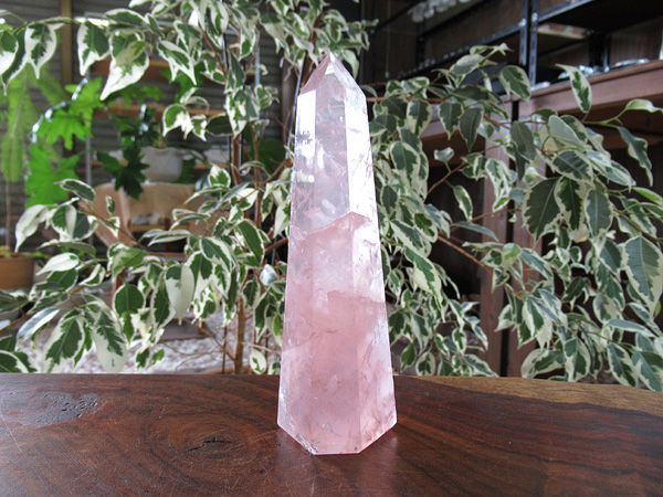 ローズクォーツ　男根　1050g　紅水晶　珍石　鑑賞石　子宝　石　置物　オブジェ ローズクォーツ 丸玉 紅水晶 販売 | 天然石専門店 【鬮石】