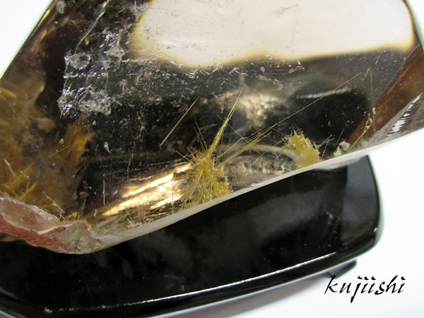 ルチルクォーツ ポリッシュ 台付 【鬮石（くじいし） kujiishi】