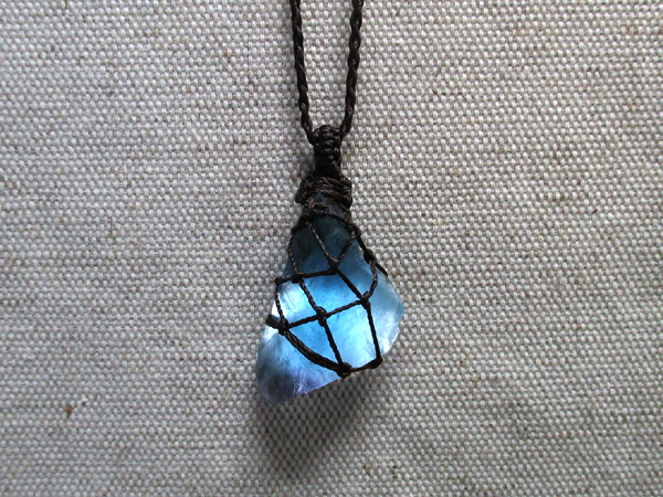 【blue.ks】天然フローライトの一粒ネックレストップ blue.ks】天然フローライトの一粒ネックレストップ blue.ks