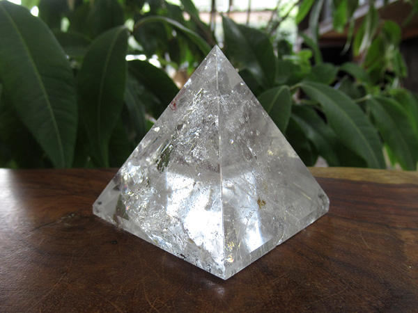 レインボースタッデッドクォーツ/天然水晶ピラミッド/トカンティンス州