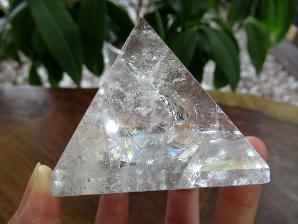 レインボースタッデッドクォーツ/天然水晶ピラミッド/トカンティンス州