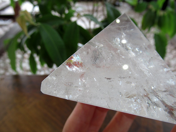 虹入り　ピラミッド水晶 レインボースタッデッドクォーツ/天然水晶ピラミッド/トカンティンス州