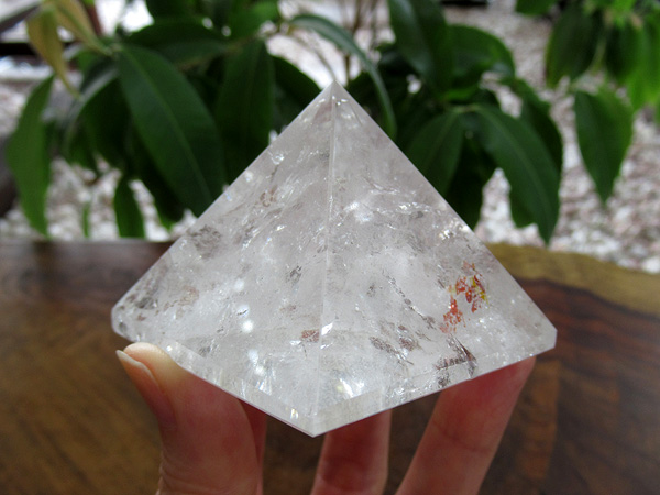 レインボースタッデッドクォーツ/天然水晶ピラミッド/トカンティンス州