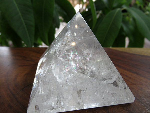 レインボースタッデッドクォーツ/天然水晶ピラミッド/トカンティンス州