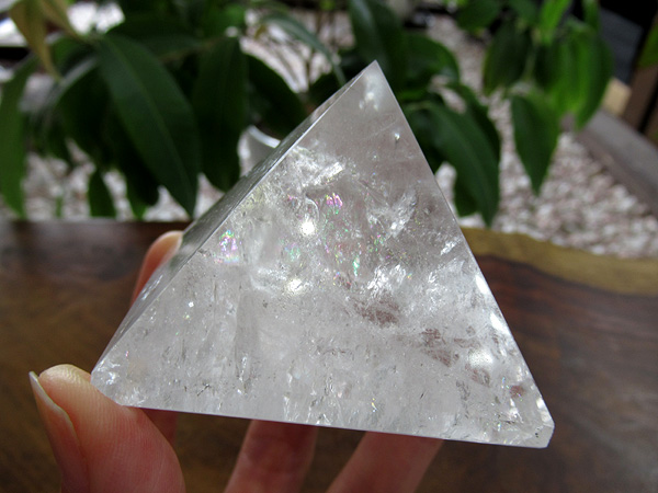レインボースタッデッドクォーツ/天然水晶ピラミッド/トカンティンス州