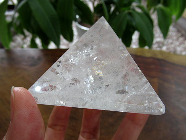 レインボースタッデッドクォーツ/天然水晶ピラミッド/トカンティンス州