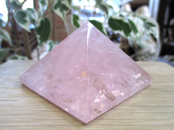 高品質　ローズクォーツ　BIGサイズ　ダイヤモンド形　菱形　スタンド付き 高品質ローズクォーツBIGサイズダイヤモンド形菱形スタンド付き