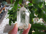 水晶　ウィンドウクォーツ 2Kg 虹入り ライトニング水晶ライトニングクォーツ 六角柱 t222-2033