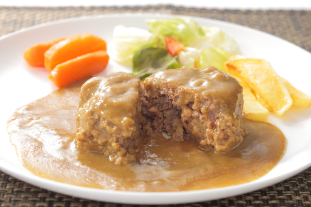 鯨ハンバーグカレーカットイメージ