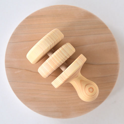 クルクルふりふり 隈本コマ｜木のおもちゃ KURABOKKO