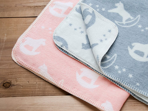 木馬柄おくるみ/天衣無縫