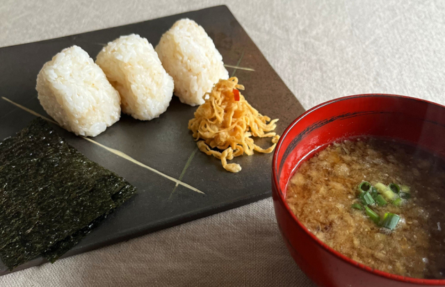 漬物・梅かつおのおにぎり・味噌汁