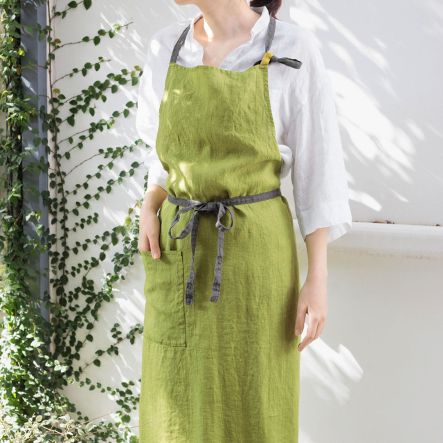 フレッシュなライムを思わせる爽やかなライムグリーンのリネンエプロン