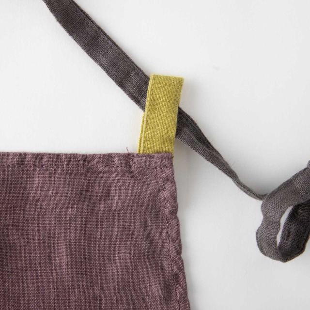 鮮やかでありながら深い色合いがお洒落なリネンエプロンです。ギフトや