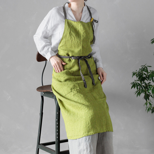 フレッシュなライムを思わせる爽やかなライムグリーンのリネンエプロン