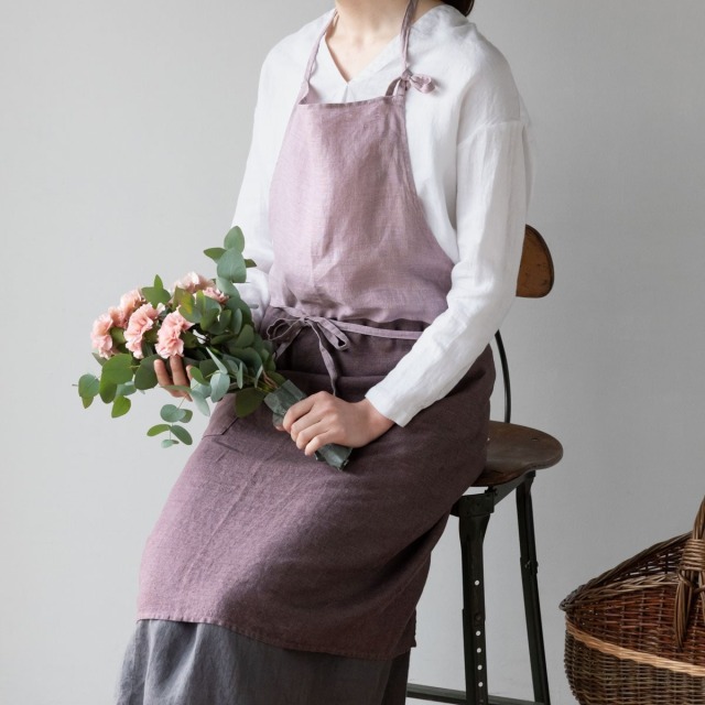麻100％のフレンチシックでお洒落なリネンエプロンです。ギフトやお