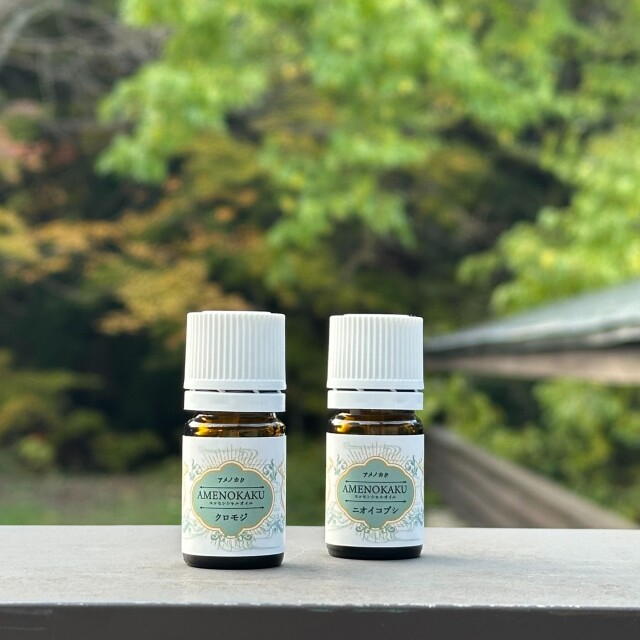 日本の自然林から採取した枝葉と山の伏流水の地下水で水蒸気蒸留した