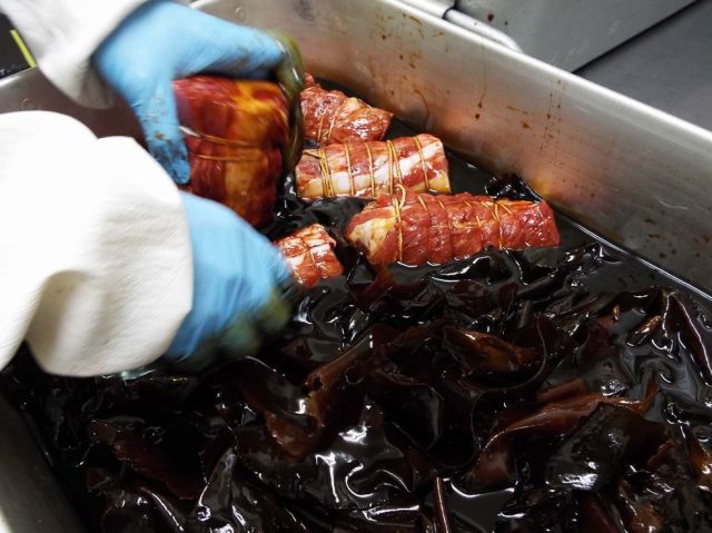 肩ロース肉をタコ糸で巻いて形を整えた後、羅臼昆布が入った特製タレに５日間漬込みます。鹿児島ますや 肩ロース焼豚ブロック250g