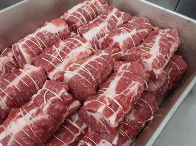 肩ロース肉をタコ糸で巻いて形を整えた後、羅臼昆布が入った特製タレに５日間漬込みます。鹿児島ますや 肩ロース焼豚ブロック250g