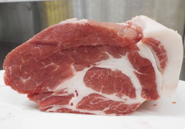 肩ロースは、赤身と白身（脂身）のバランスが良い高級な部位です。黒豚の旨味を味わえます。鹿児島ますや