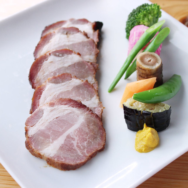 スライスした鹿児島ますやの焼豚をメインに、いろどり野菜を添えてみました。肩ロース焼豚ブロック250g