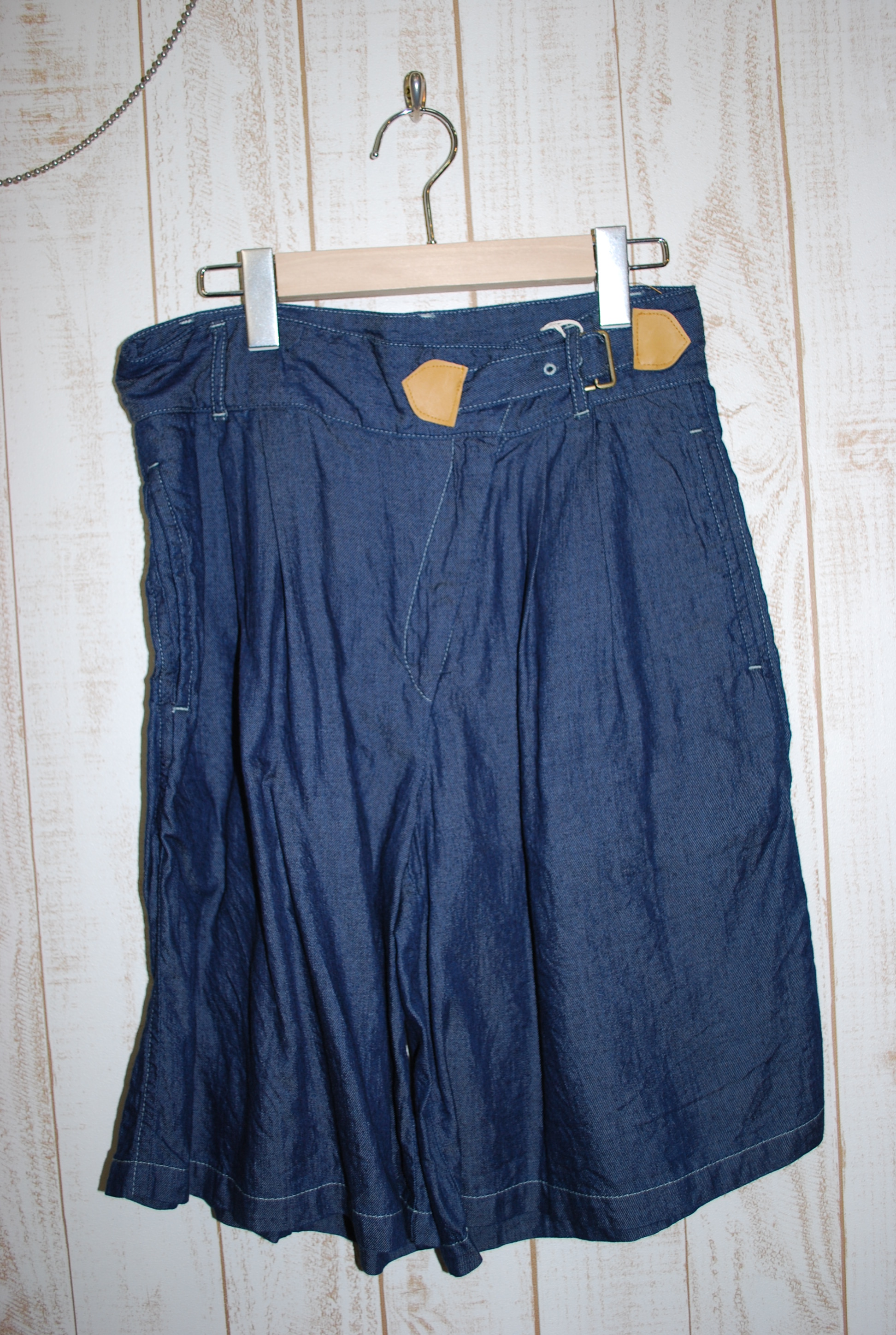 【80%OFF】DEEP BLUE　テンセル混デニムウエストベルトタックキュロットパンツ