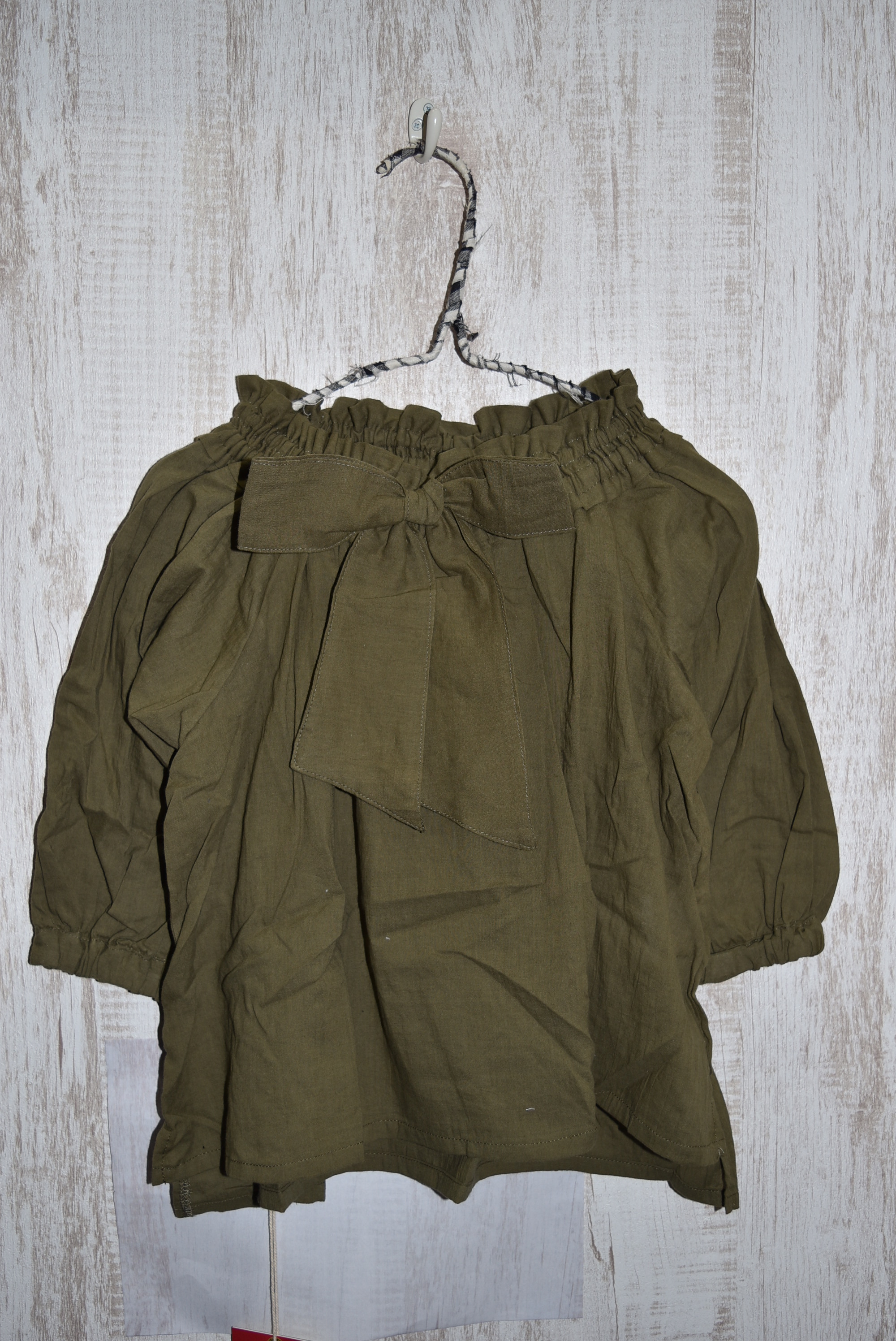 【70%OFF】NEEDLE WORKS  ローンギャザーリボンブラウス　カーキ（90、110センチ）　#NEEDLE WORKS_OFFICIAL TEAM_NEWO