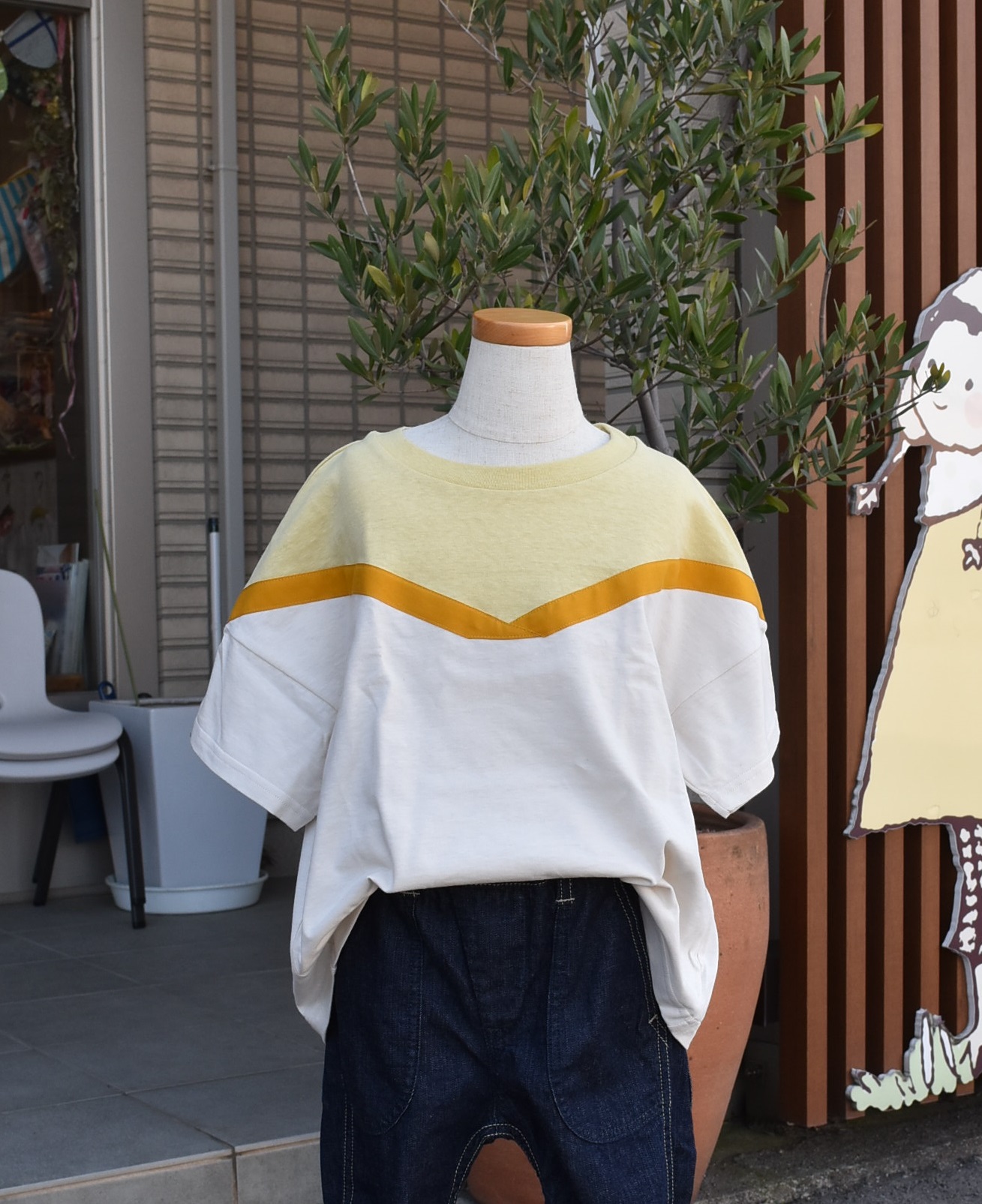 【60%OFF】VON　triangle Tee クリーム×イエロー（90～105センチ）