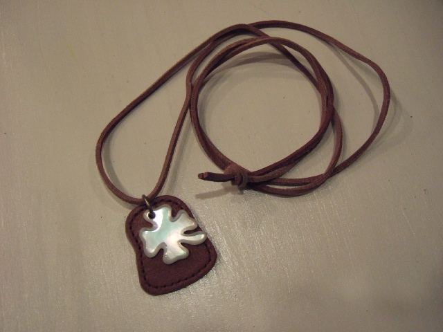 【70%OFF】prit　クローバーシェルネックレス（レザー付）