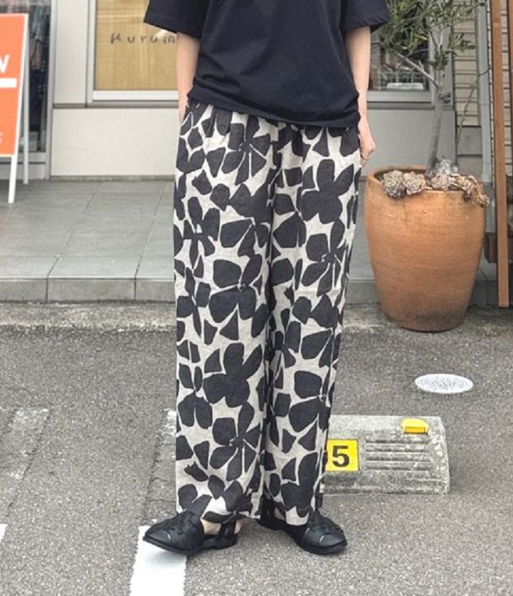 prit　60/1リネンシーチング ビッグフラワープリント タックイージーパンツ（クロ） P72612