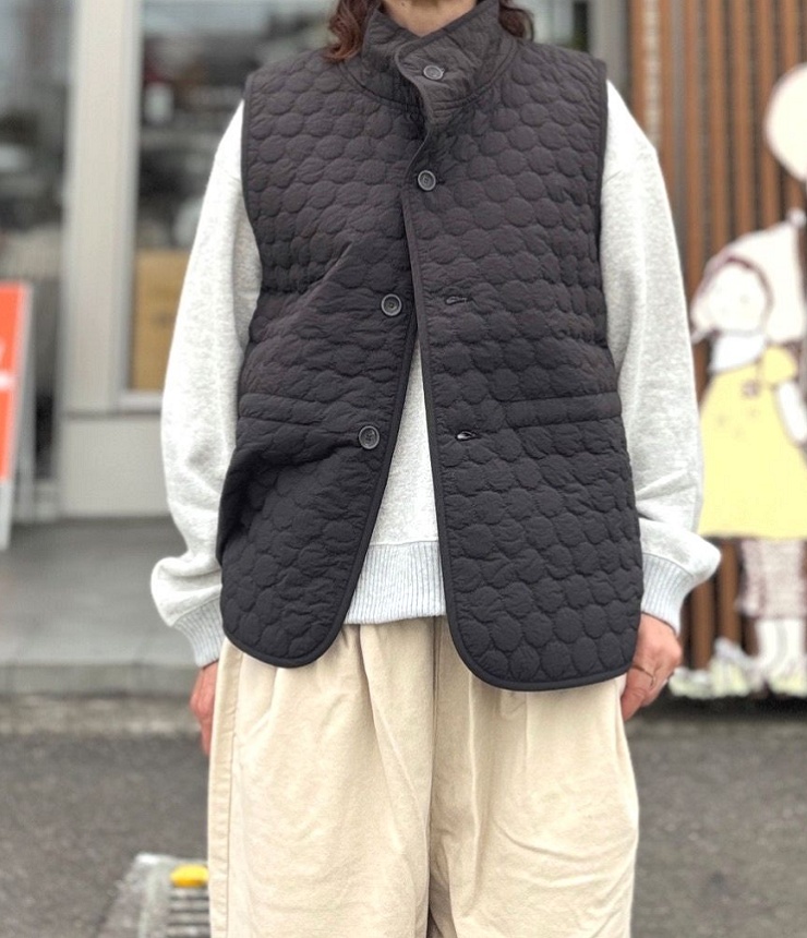 ESTROISLOSE　ドット刺繍キルト ベスト（ブラック）EB26309
