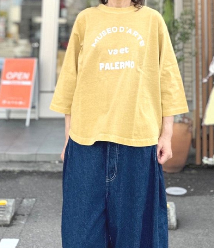 ESTROISLOSE　シングルジャージー ピグメント加工 6分袖 プリント Tシャツ（マスタード）EC26211