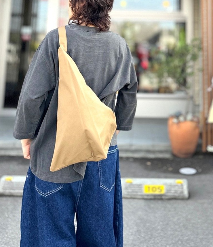 ANVOCOEUR　isosceles triangle -middle- ニトウヘンサンカクケイ -ミドル-（キャメル） AC22210b